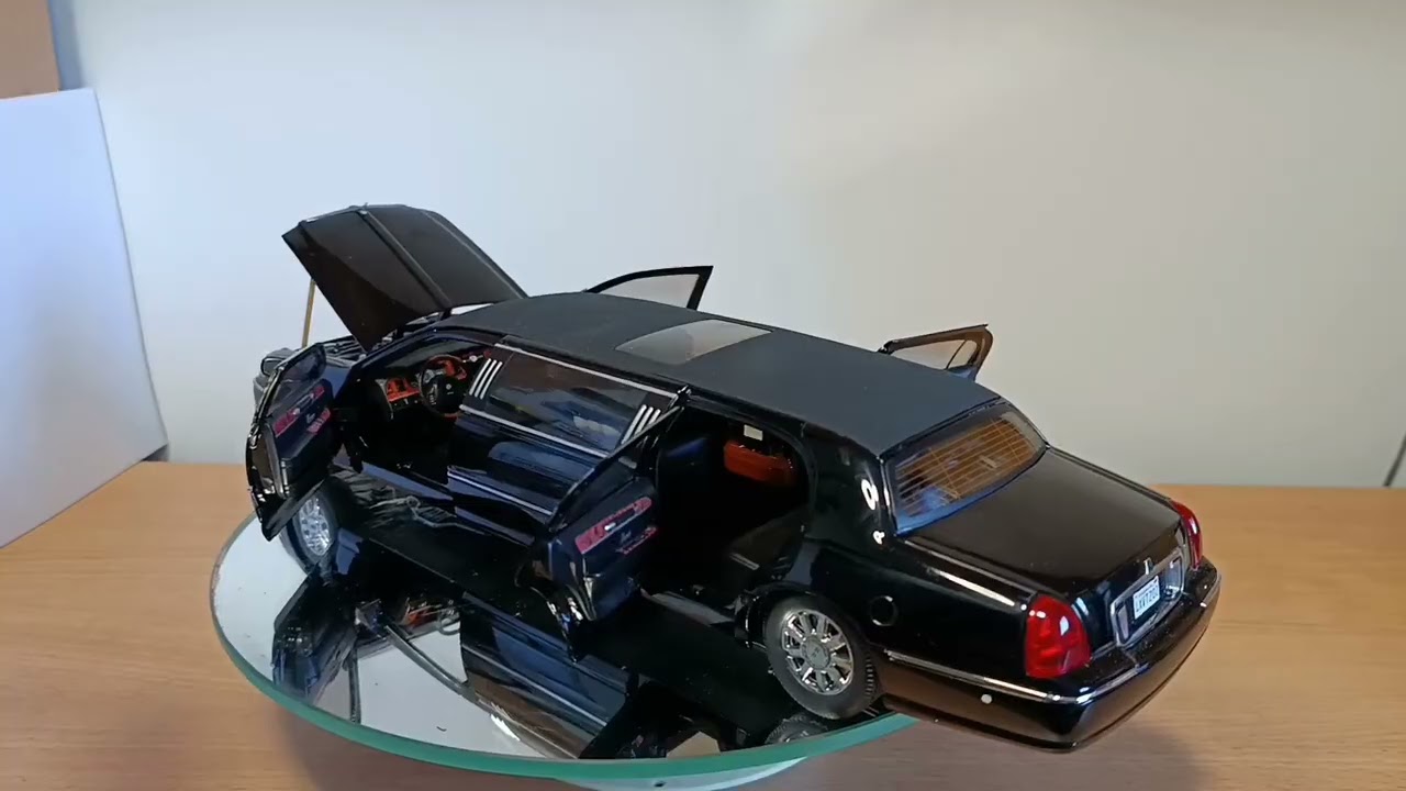 Lincoln Town Car Limousine 2003 Sunstar 1/18 - YouTube