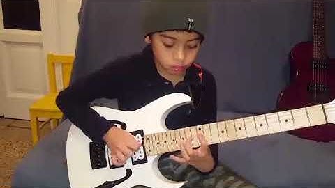 E Aeolian scale ( 3 notes per string/slow motion)