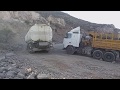طريق وعره تمشي منها الشاحنات في اليمن