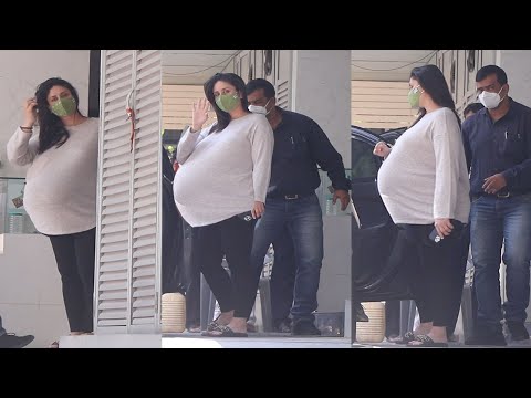 Full term Pregnant Kareena Kapoor Visits Doc with Gigantic Baby Bump Before Admitting For Delivery