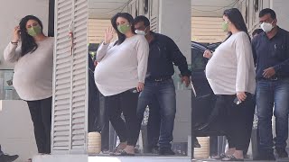 Full term Pregnant Kareena Kapoor Visits Doc with Gigantic Baby Bump Before Admitting For Delivery screenshot 3