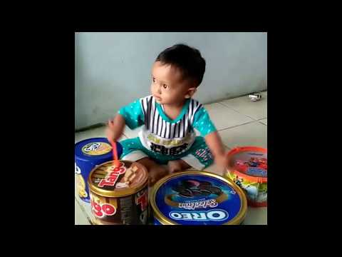 video-lucu-:-bayi-belajar-main-drum-pake-kaleng-biskuit-bikin-gemes-aja