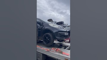 Unloading a Peugeot 107 for scrap #scrapyard #carrecycling #sccarscrap #junkyard #scrapmycar #scrap