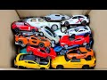 Box Full Of Yellow Cars - Låda Fullt Av Gula Bilar