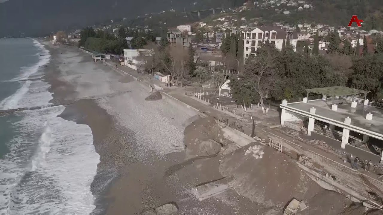 Гагра приходит в себя после сильнейшего шторма, произошедшего в ночь на ...