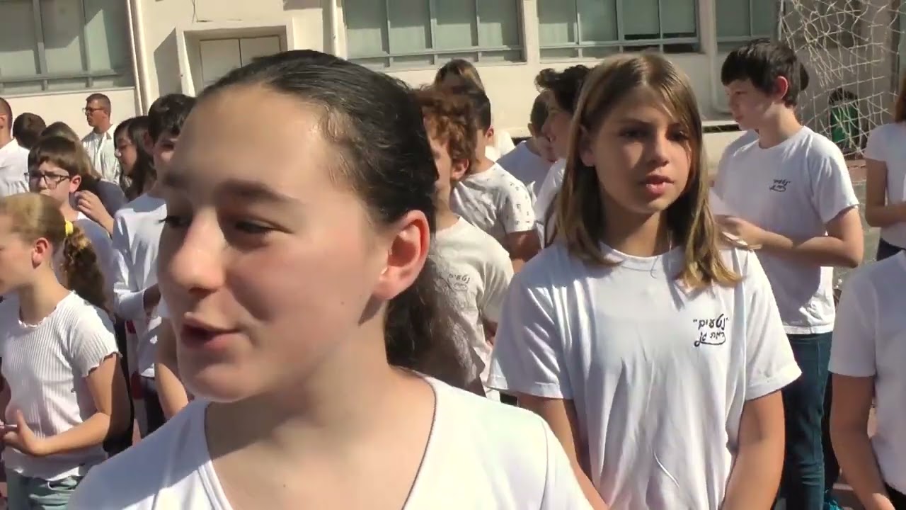 כולם שרים בי