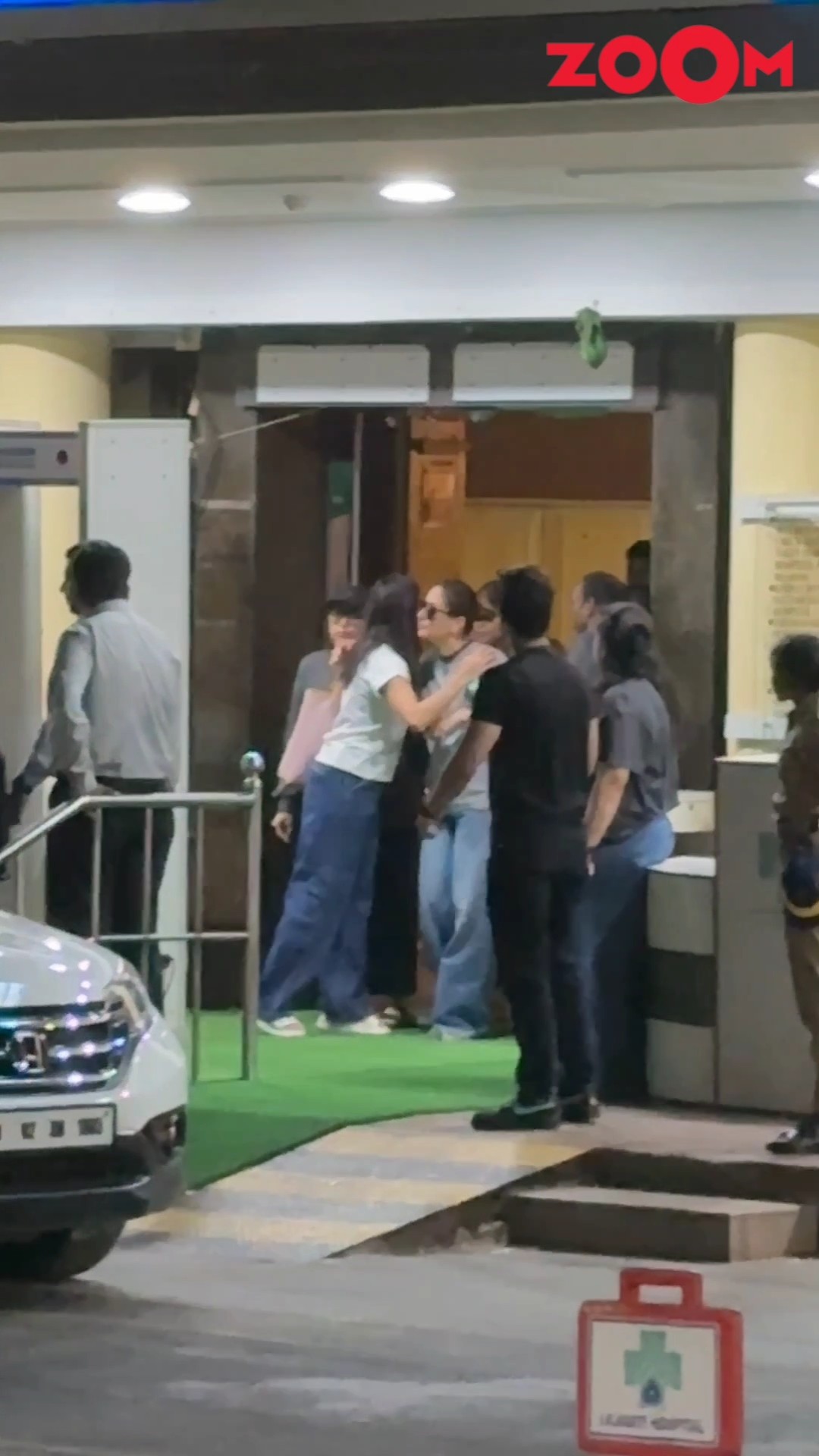 Sara Ali Khan HUGS Kareena Kapoor \u0026 Karisma Kapoor as they leave after visiting Saif Ali Khan