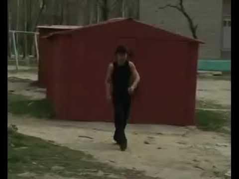 мужик упал видео