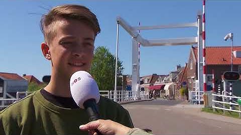 Sofie (8) hangt meters hoog aan slagboom