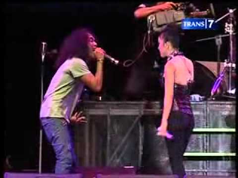 slank feat syahrini ku tak bisa @konser ulang tahun slank ke 27.flv.avi by aries pratama