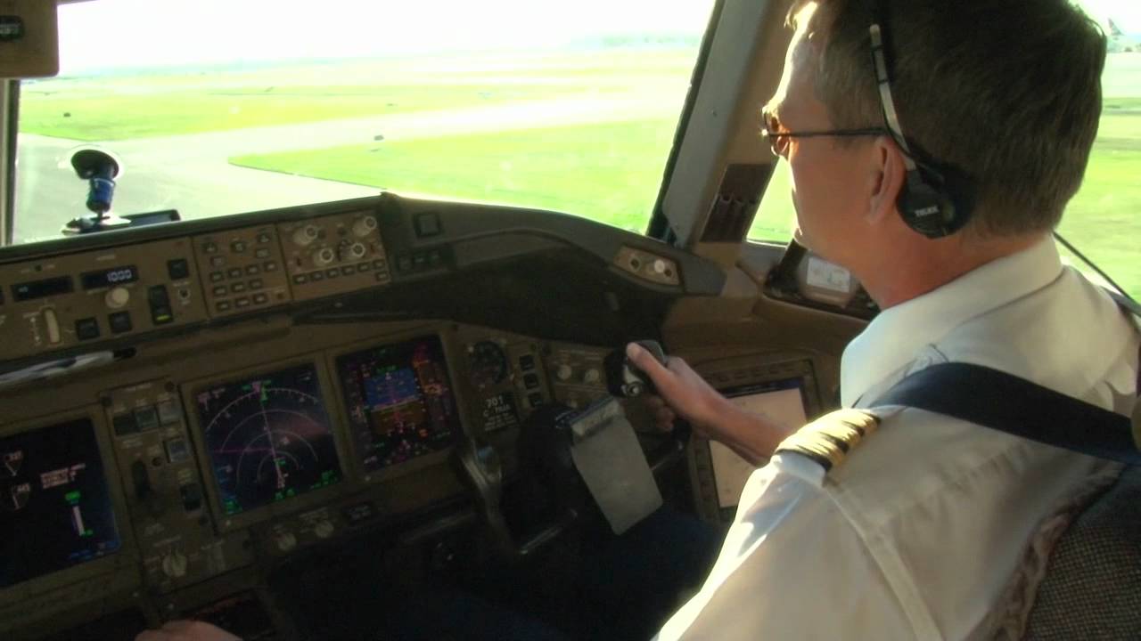 777-200LR Landing at Toronto