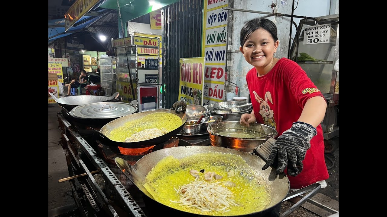 Bé gái mồ côi 11 tuổi đổ bánh xèo tôm thịt điêu luyện