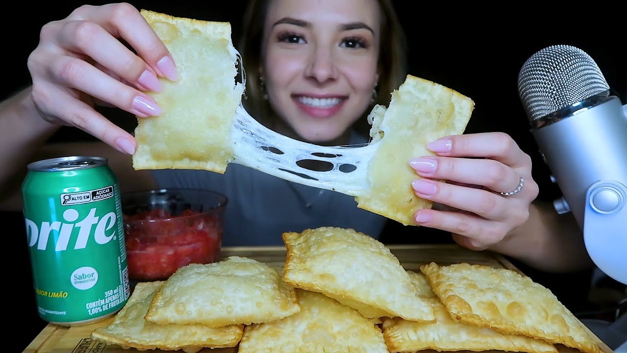 ASMR COMENDO PASTÉIS COM MUITO QUEIJO E VINAGRETE 🤤 SONS DE MASTIGAÇÃO