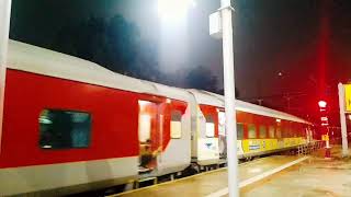 🚆 12409 Hazrat Nizamuddin Gondwana Express📍 Arrived at Narmadapuram  – PF 1 #GuruWithTrainYatra