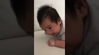 1 month old daughter raises her head 