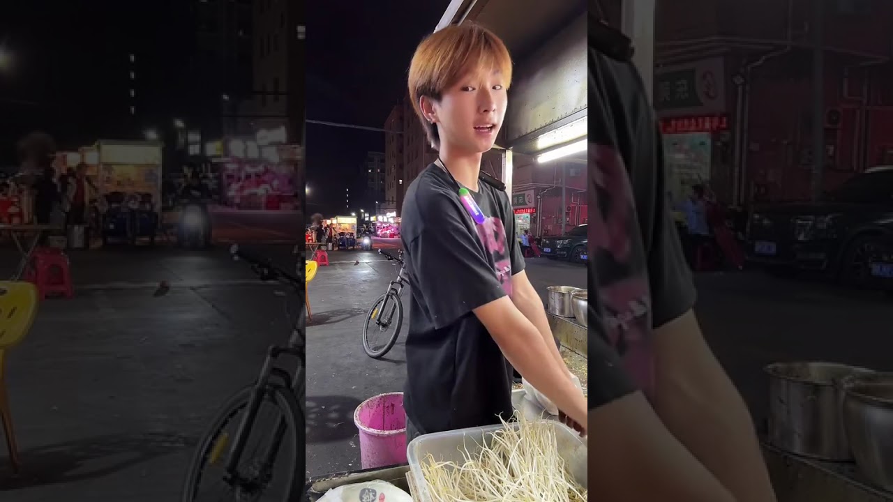 Chinese street food: Binzai, the boy sells fried rice and stir-fried noodles.