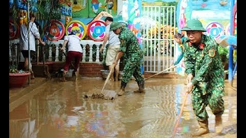 LLVT Quân khu 4 giúp nhân dân khắc phục hậu quả mưa lụt