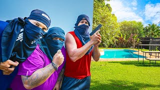 Entrei Escondido Na Casa Do Traidor Pra Recuperar Meu Cofre