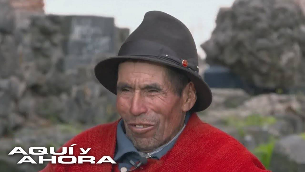 Con más de 70 años sube a picar hielo al volcán más alto de Ecuador y hoy es una celebridad