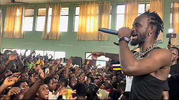 Konongo Odumasi SHS Students Rush To Mee Black Sherif After His VGMAs Big Win