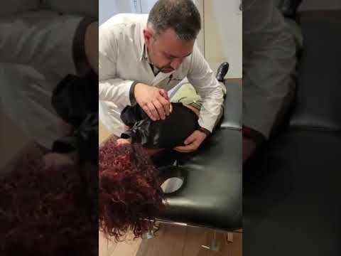 ملكة الكوميديا أمل طالب تقوم بتعديل وضعيتها لتبدو أفضل أمام الكاميرا