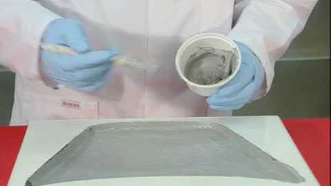 Applying a laminating paste when manufacturing a component using the lay-up method.
