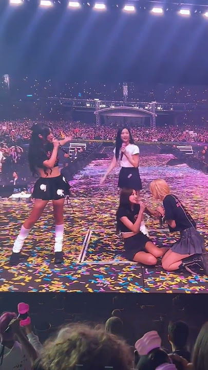 [CHAELISA] Lisa play acting hurt so she could get all of Rosie’s attention 😭 #chaelisa #rosé #lisa
