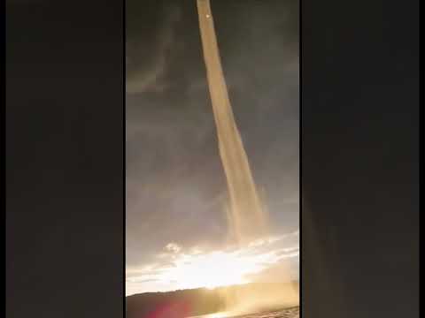 Настоящий смерч на реке Кама! Это очень красиво смотрится 🌪️ 🌪️🌪️ природа прекрасна☝️👍