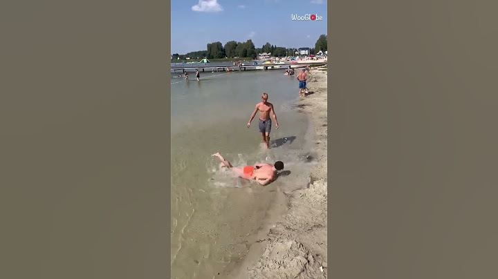 Il tentativo di un ragazzo di fare un salto mortale all'indietro in acqua finisce con un clamoros...