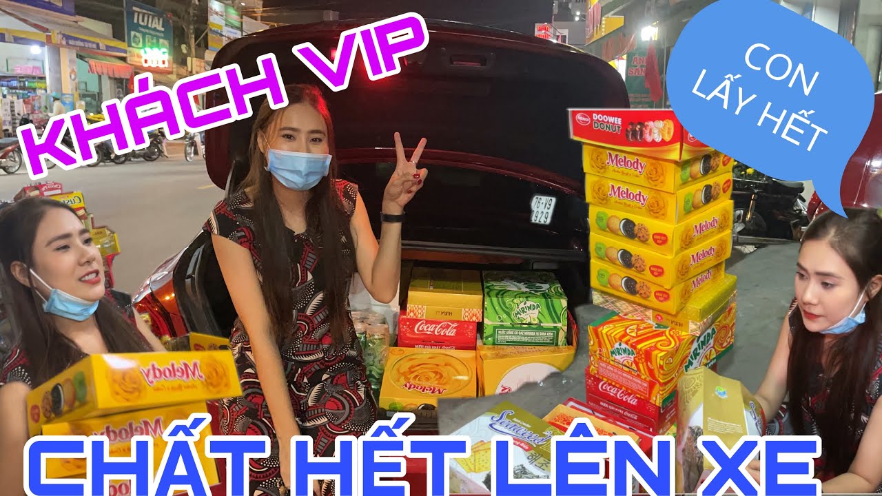 HBT mang xe ôtô chở hết bánh của cửa hàng thím 7 về nhà, để mùng 1 đi cúng báng Ông Bà