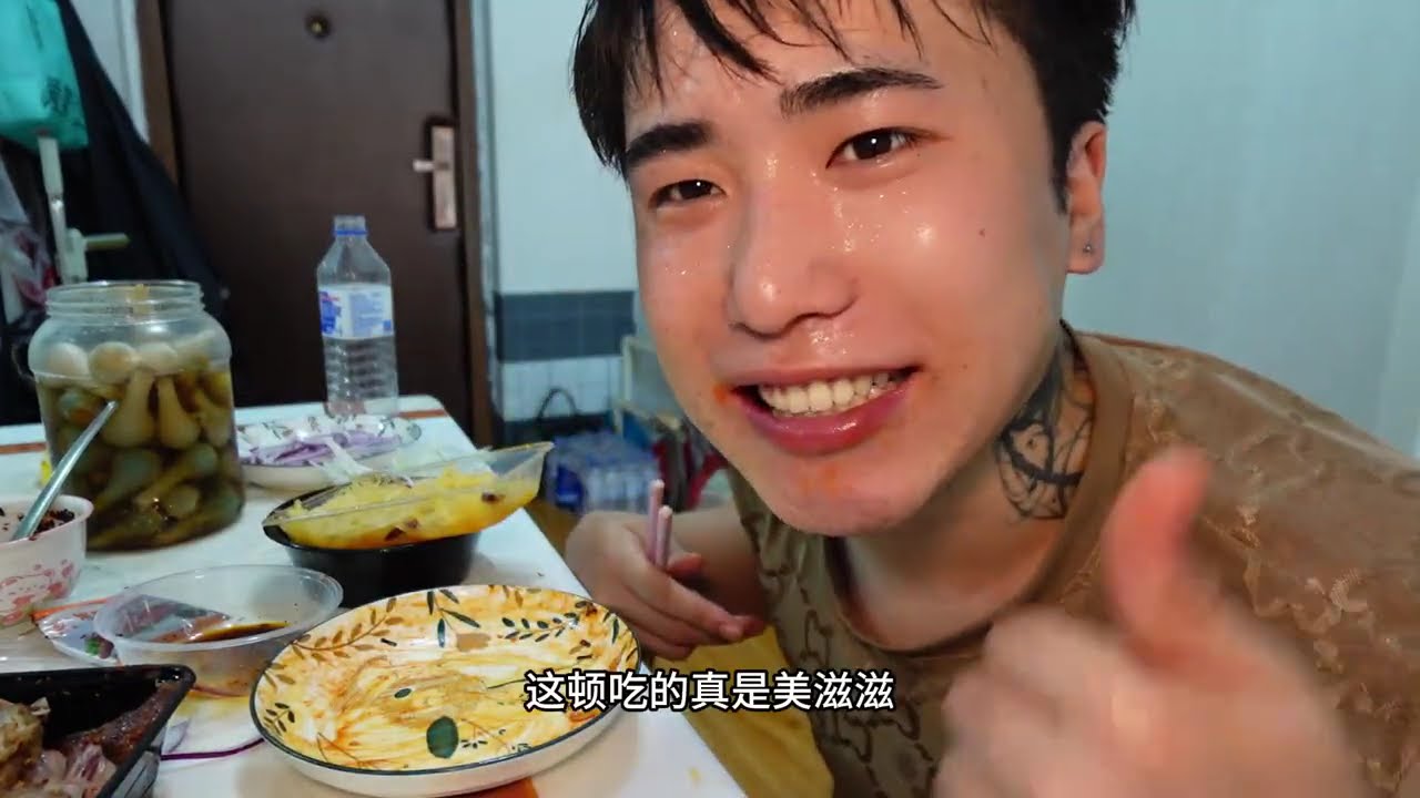 挣到钱啦 出租屋吃北京烤鸭 配火鸡面  兄弟们美滋滋