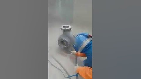 Phun cát tẩy rỉ và lớp sơn cũ trên máy bơm Hotlien 0964790322