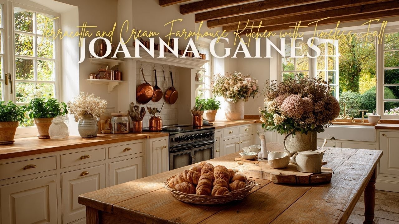 Кухня в фермерском стиле в терракотовых и кремовых тонах, вдохновленная Джоанной Гейнс, с непрехо...