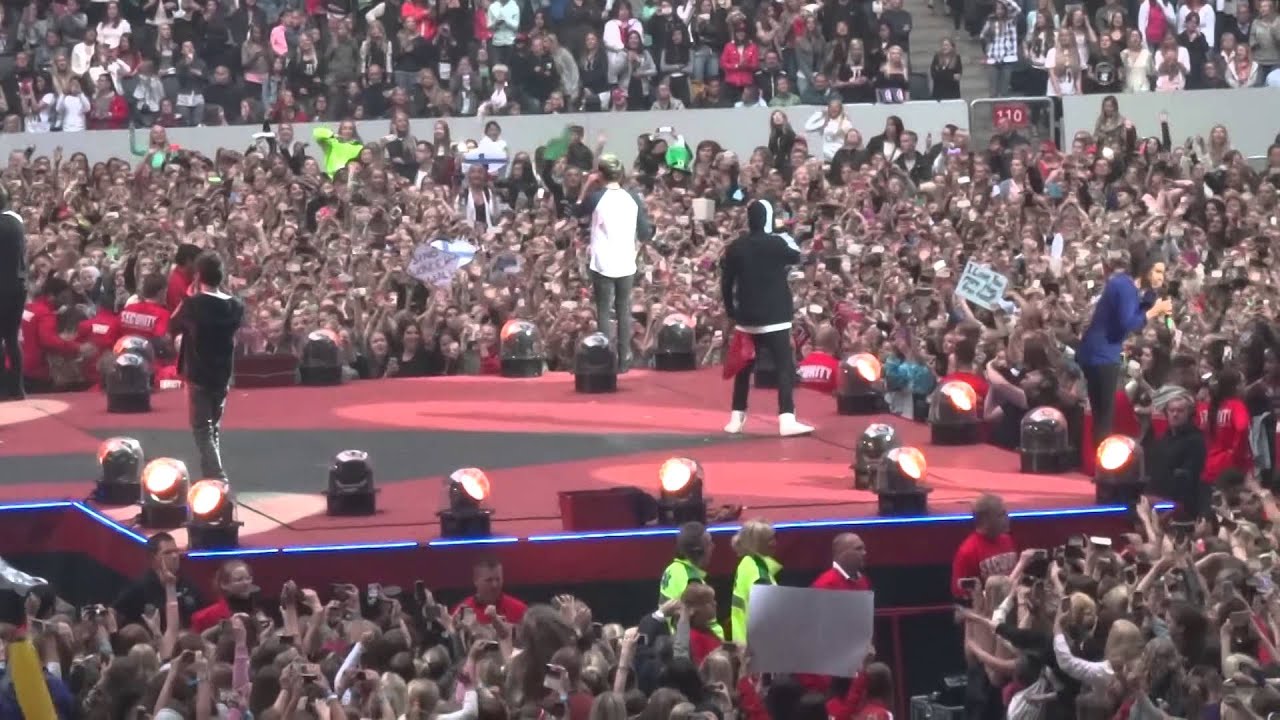 One Direction, Kiss You - 13.6.2014