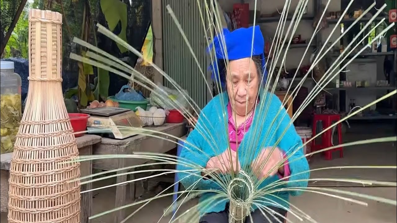 Homeless 35 Year Old Single Mother Wandering Alone Until Police Step into Help Emotional True Story 