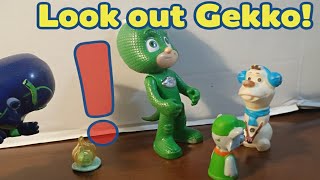 Look out Gekko! - PJ Masks Toys Videos in English