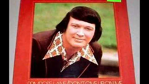 Jerry Wallace Sings 'There She Goes.'