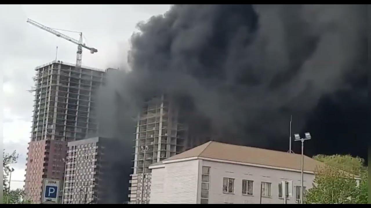 Пожар в москве сейчас. Пожар на юго-западе москвы сейчас горит. Пожар многоэтажного дома. Горящий многоэтажный дом. Тушение пожара.