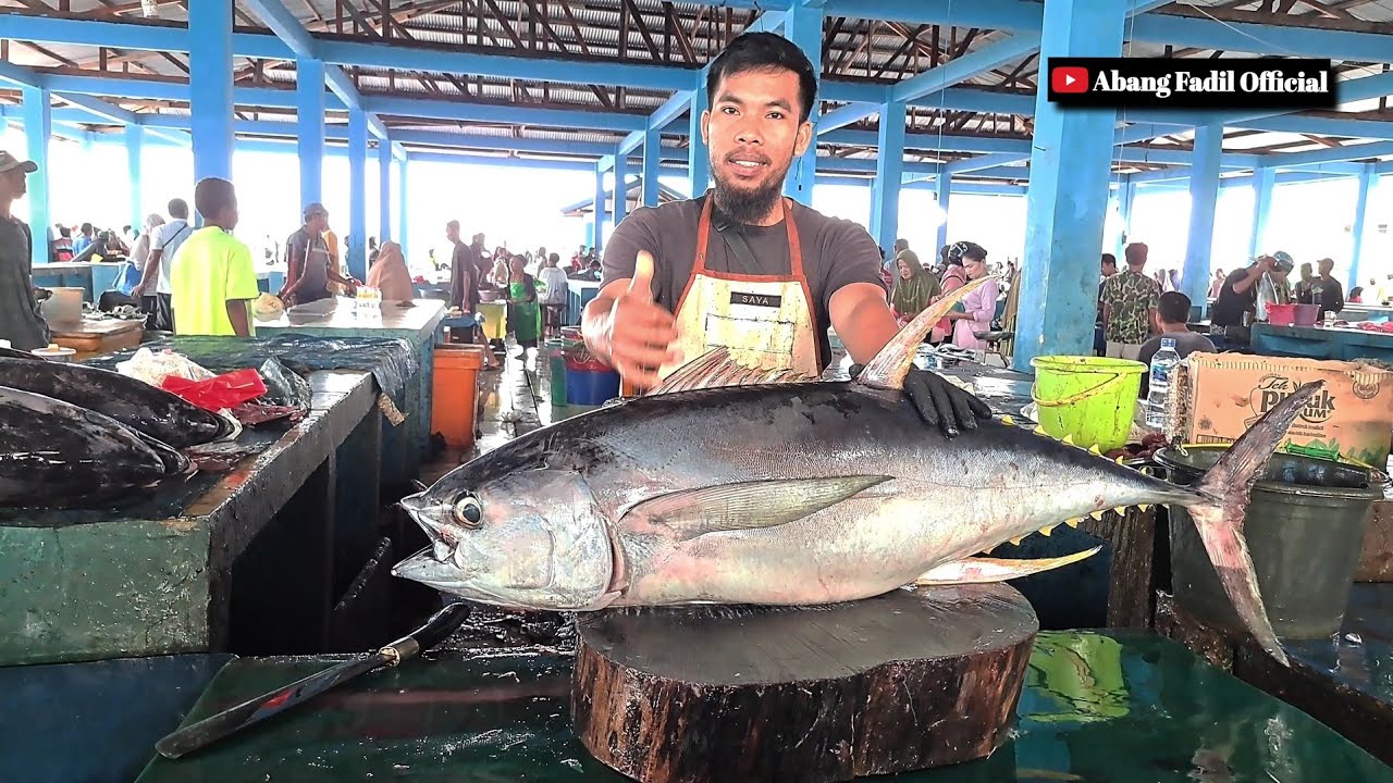 The master's skill in cutting yellowfin big tuna for side dish yellow