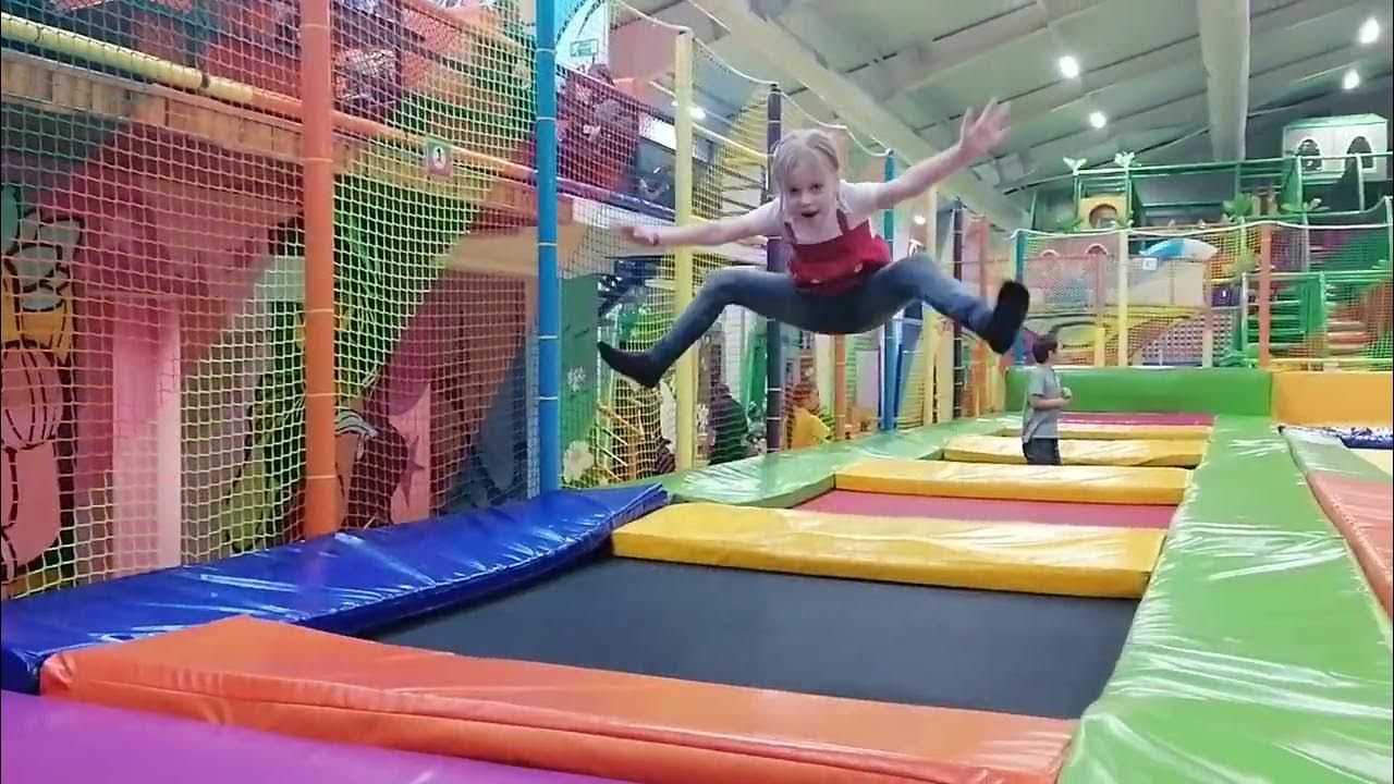 Детские развлечения. Развлекательные центры детям видео. Интересные развлечения для детей. Ярослава в развлекательном центре для детей с горки. Развлекательный центр плаза.