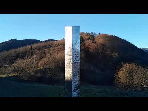 Construcție ciudată apărută pe un deal din Piatra-Neamţ