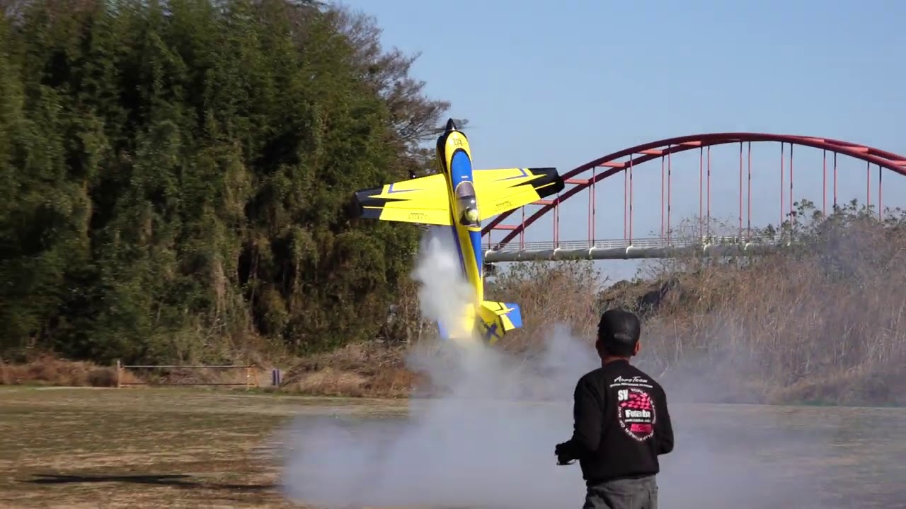 「28万回再生」巨大アクロラジコン飛行機　隣の飛行場に行ってみたら凄いのが飛んでいた！