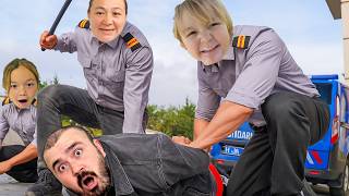 Babam Poli̇sleri̇ Kötü Kizdirdi Buğlem Gi̇tti̇ Kötü İki̇zi̇ Geldi̇ Eyvah Arabada Kavga Çikti