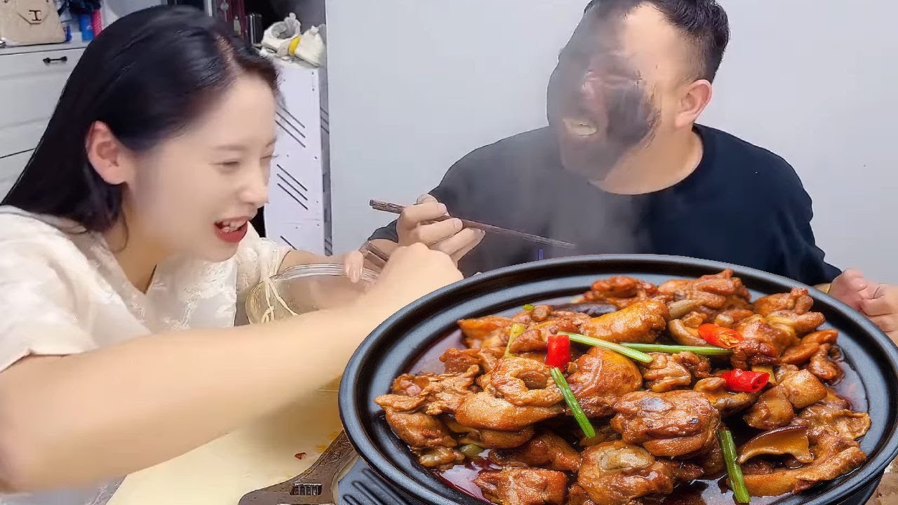 连环计中计！趁拿菜偷肉加料，佯装喷水黑脸，看他顶黑脸辣哭，我再补刀抢肉潇洒离场！【九零后夫妻】