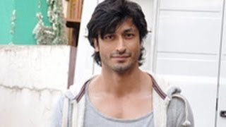 Vidyut Jamwal Teaches Self Defence to Young College Girls | St. Andrews