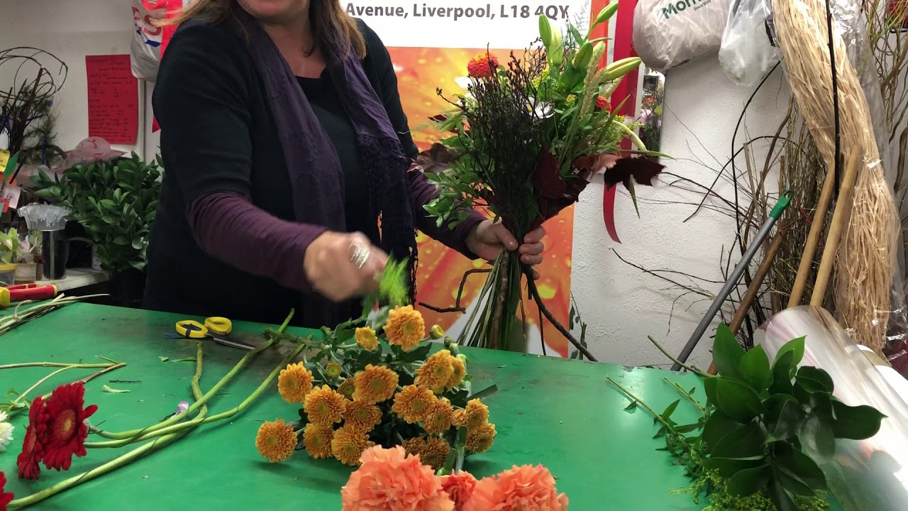 Autumn Flower Arranging Course 2018 How to make a hand tied bouquet