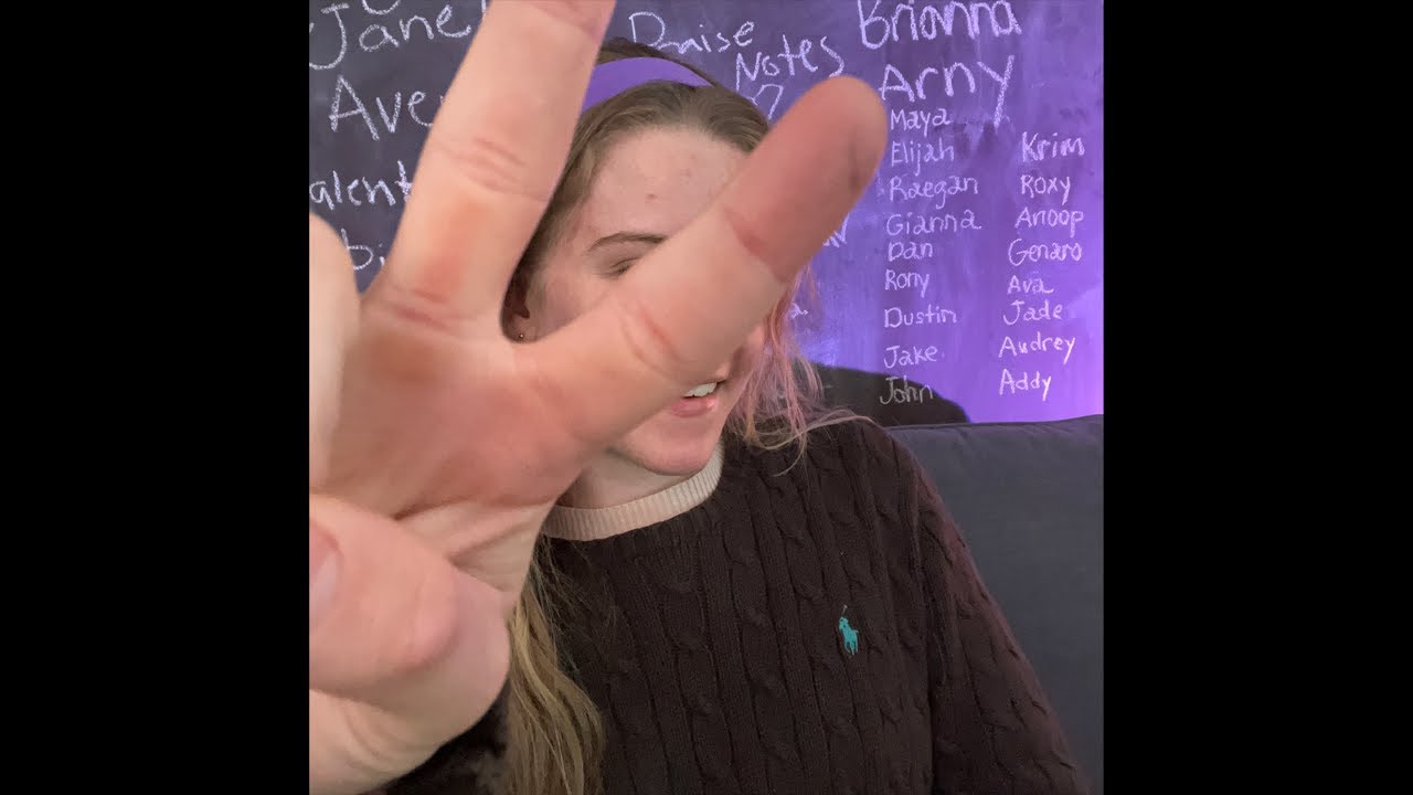 Violette Lani is playing live music! 