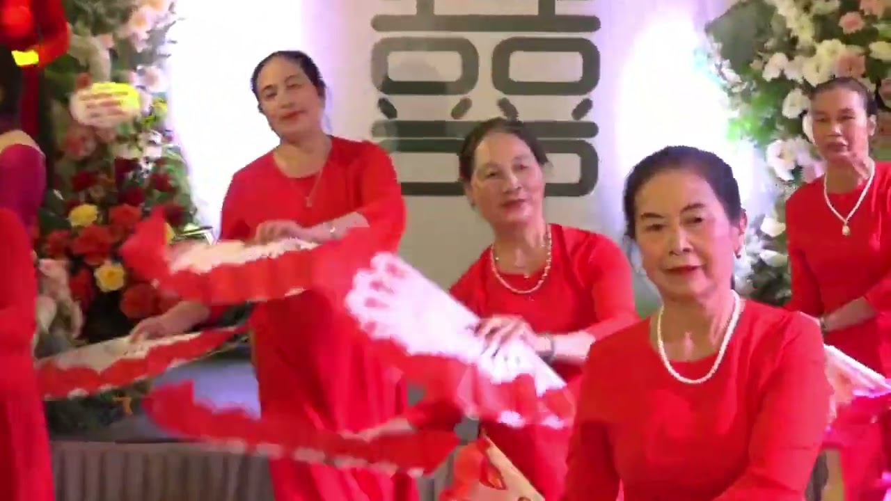 múa quạt , thuyền hoa tại đám cưới hay tuyệt vời CLB Hoa Phượng