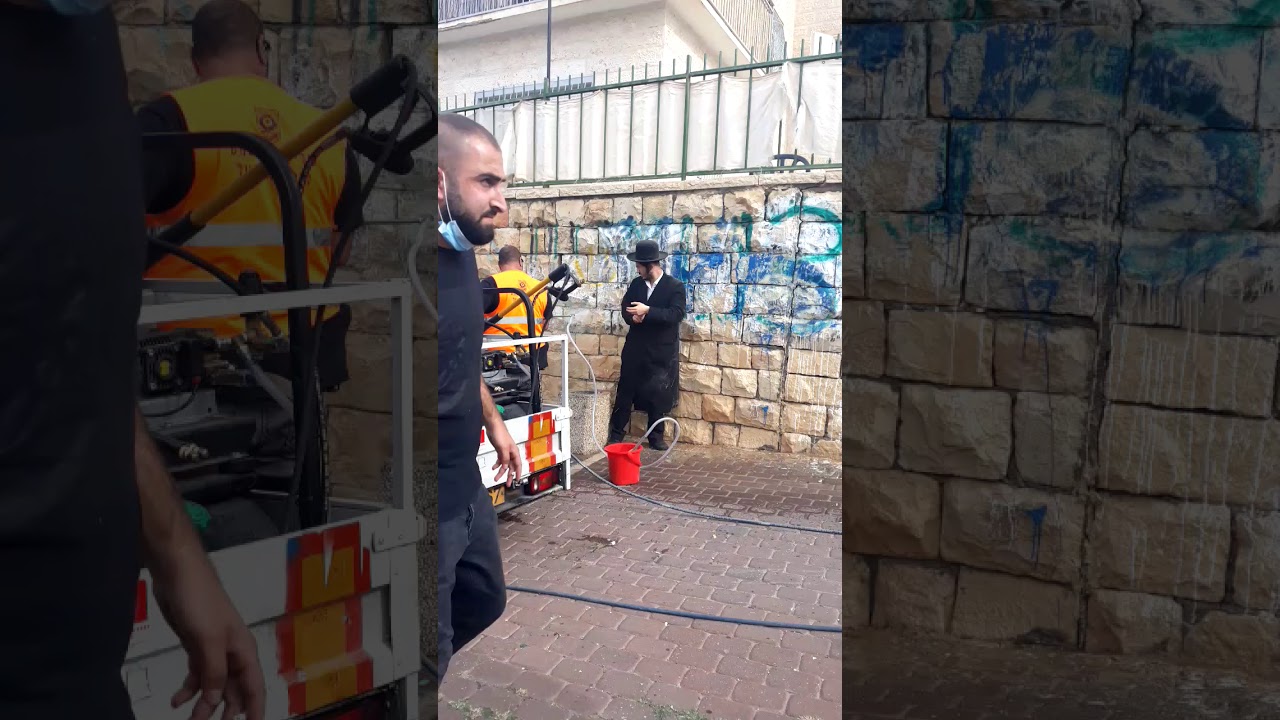 עיריית בית שמש מורידה שלטים הקוראים לצניעות
