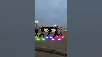 IN A CLUB КРУТОЙ ТАНЕЦ В ПЯТЕРОМ NEON MODE SHUFFLE 